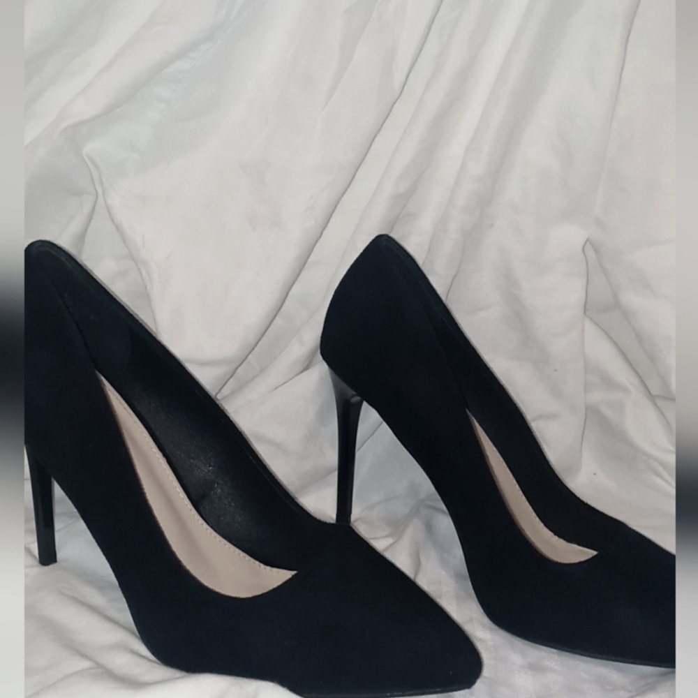 Black High heels brand is illude size is 8.5